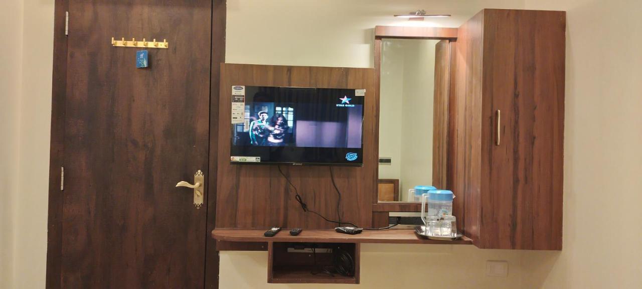 Shine Hospitality Palace Mumbai Ngoại thất bức ảnh